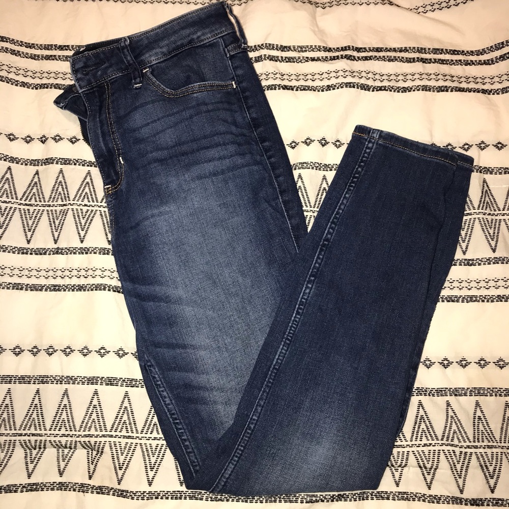 Hollister skinny jean size 7 (short) w:28 L:28